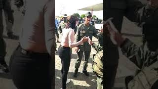 Pelea entre dos mujeres una Civil y la otra militar [upl. by Adonis316]